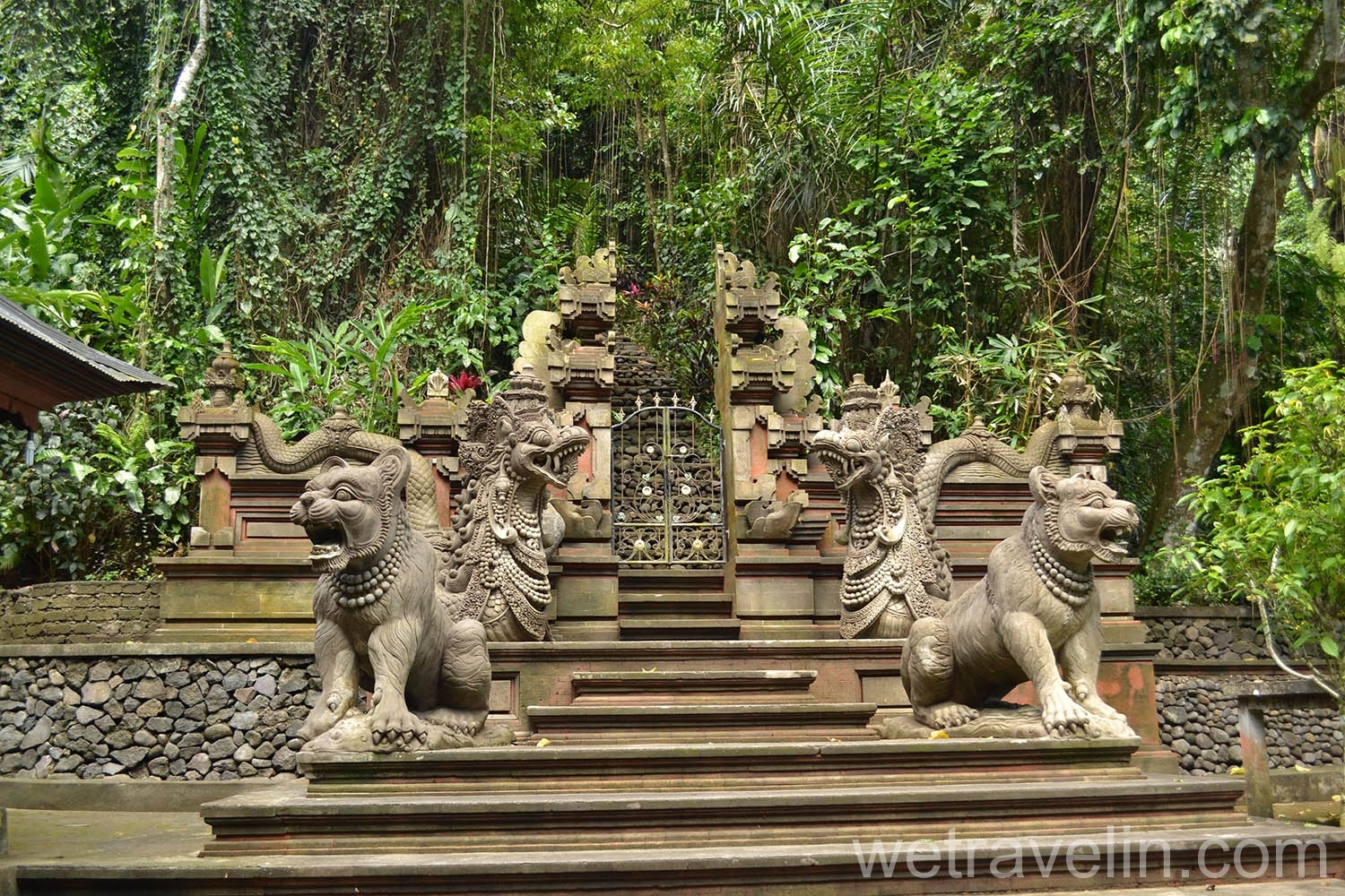 лестница в храме Тирта Эмпул Бали