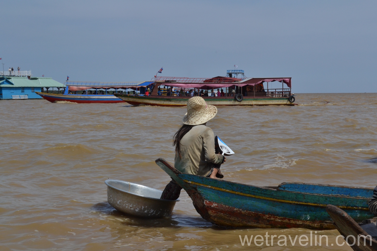 Камбоджийка на прохудившемся тазике в озере Тонлесап