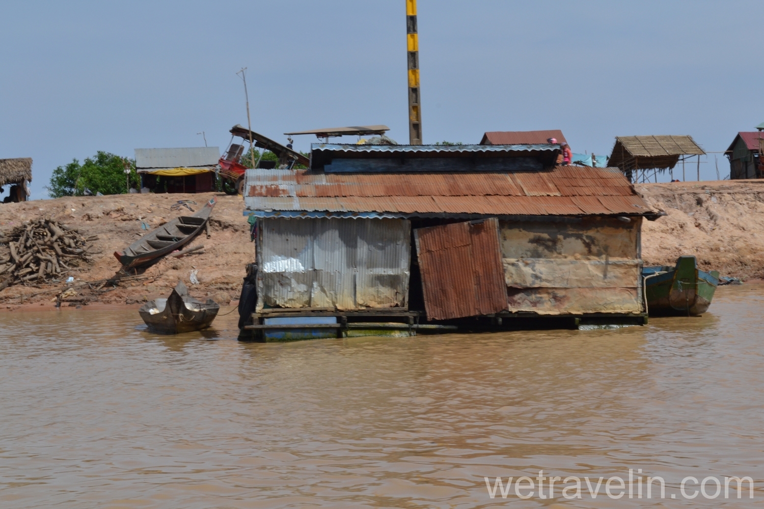 дома бедных Камбоджийцев на озере
