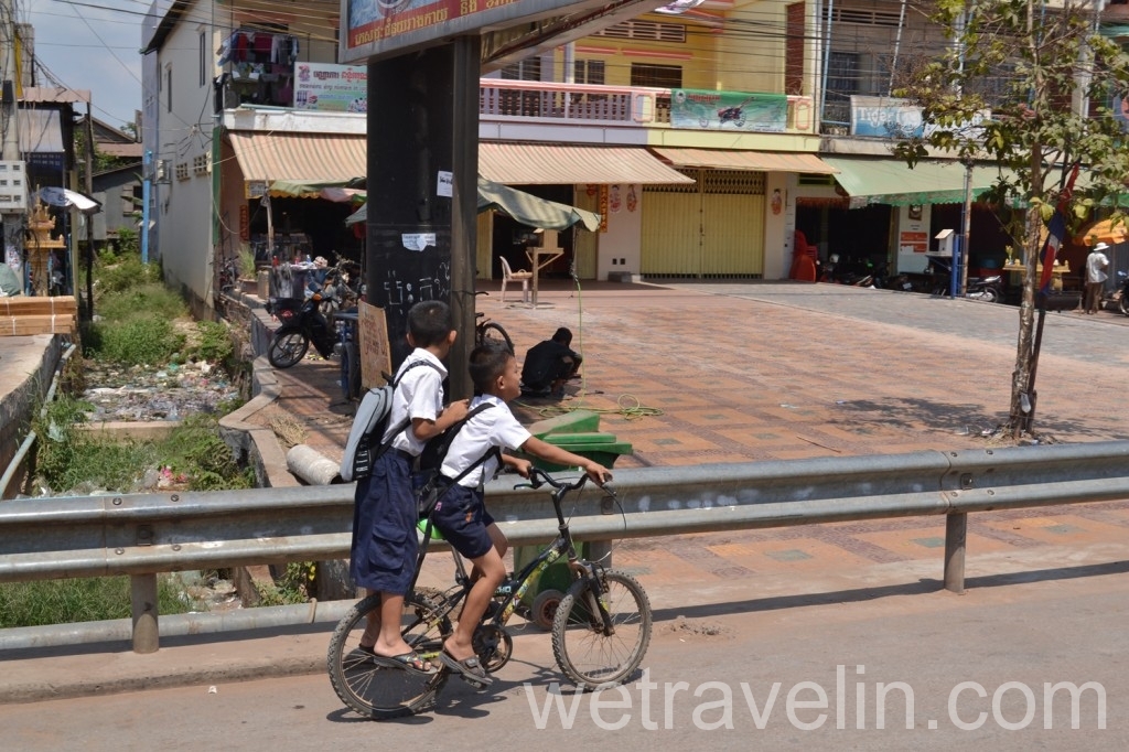 передвижение малышни в Камбодже