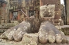 ноги бывшей статуи в Ангкоре