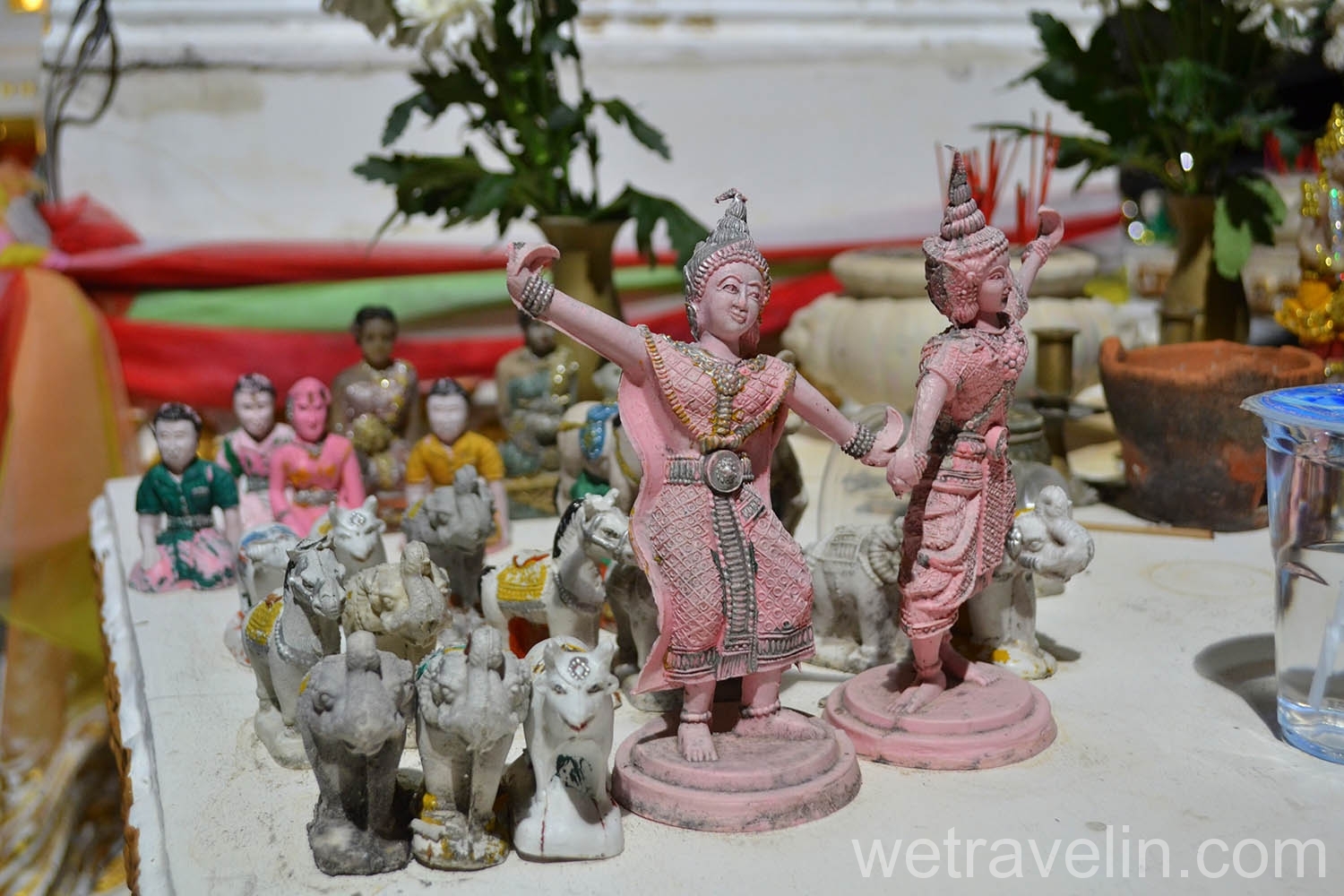 статуэтки на буддийском алтаре