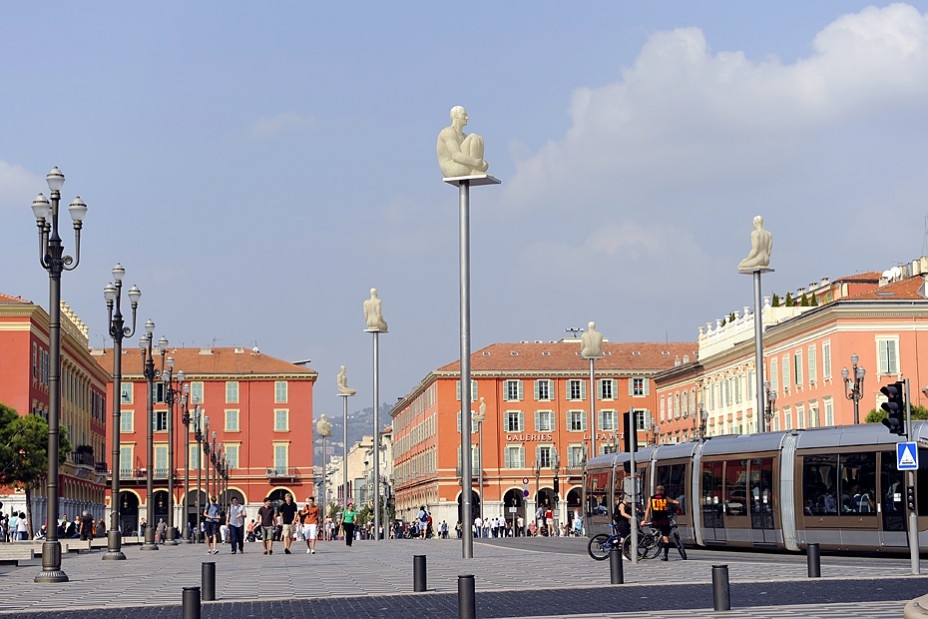 Светящиеся статуи на площади Масена
