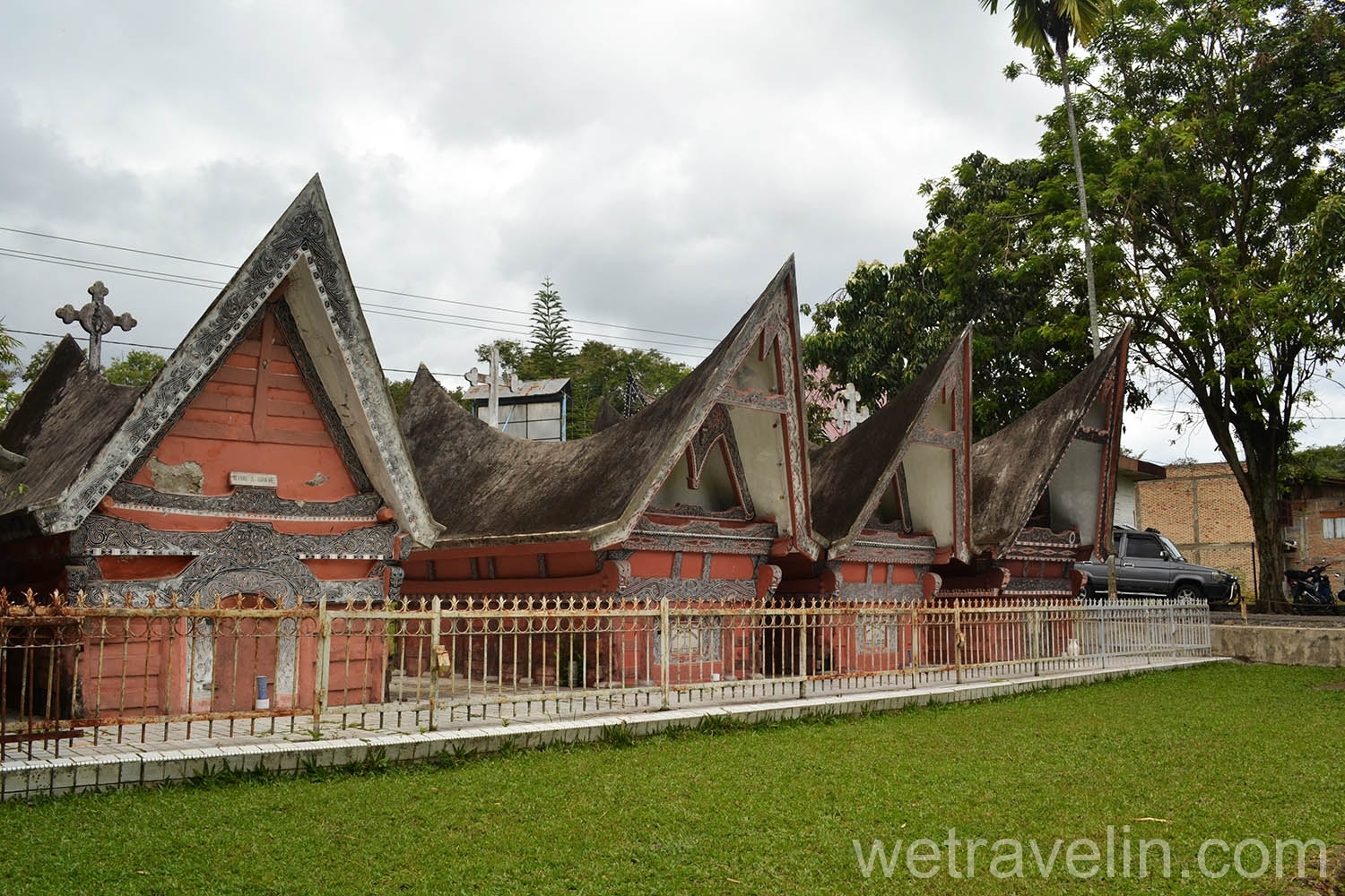 могилы в музее Батак