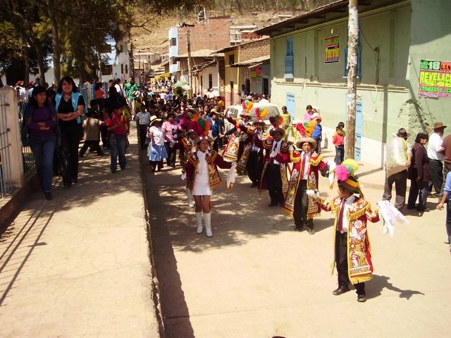 отмечание праздника в Лиме