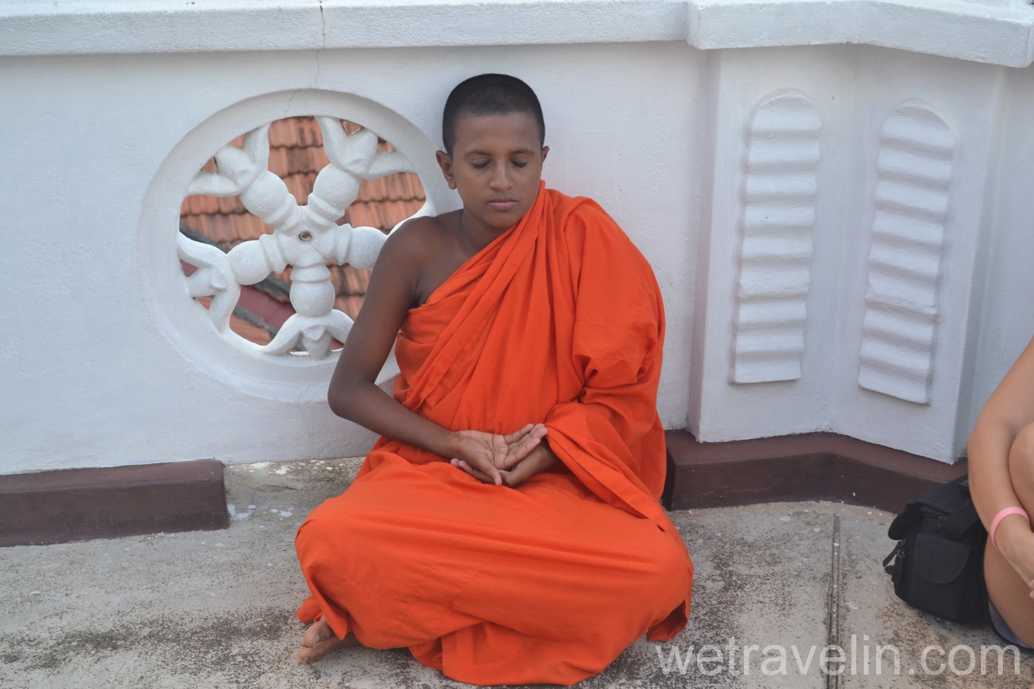 молодой монах,который живет в храме