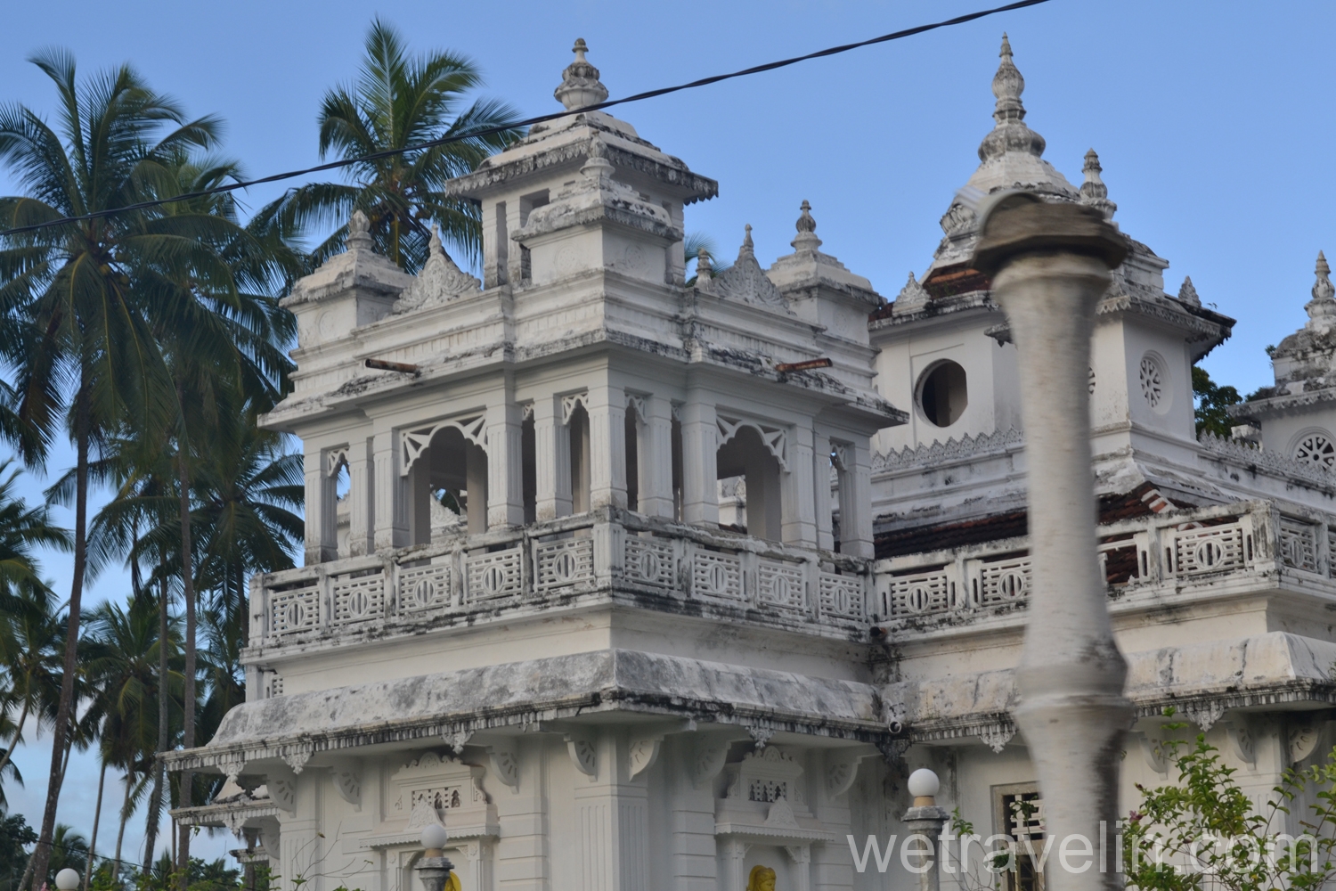 Шри ланка церковь видео. Шри Ланка храмы. Кришнаитский храм Шри Ланка. Башня Шри Ланка. Мельбурн, храм Шри Ланки.